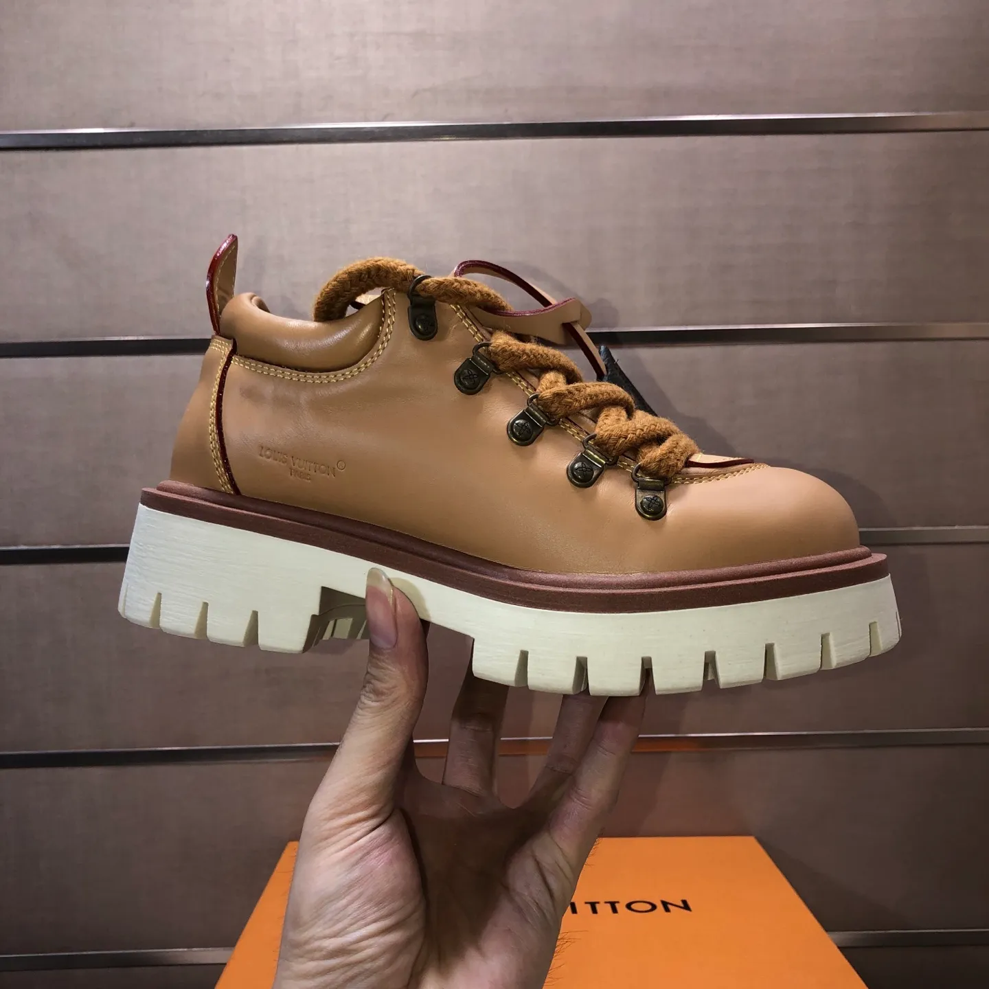 Men's shoes 💰660💰 LV Louis Vuitton 2025 autumn and winter new couple's new style, the original version is developed one to one, retro fashion, handsome and cool mountaineering derby shoes are out of stock 👍 💎 Material: imported first-layer cowhide 💎 Lining: imported lambskin 💎 Outsole: original molded TR non-slip sole 💎 Bottom height: 3.5cm 💎 Shoe size: 35-45 for both men and women